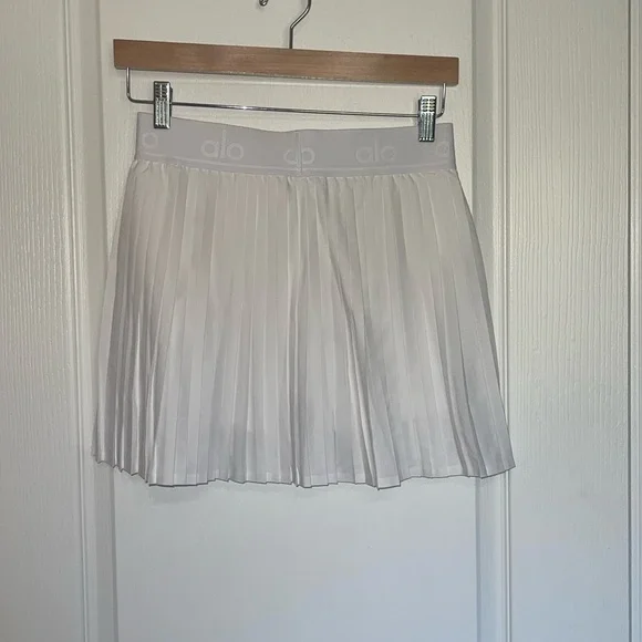 ALO YOGA Aces White Pleated Tennis Skirt $74 Logo Band Reflective Logo Medium - Picture 6 of 8